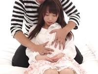 敏感すぎて潮吹き放題な美形少女が3Pファックに悶絶絶頂！素人美少女のエロ動画