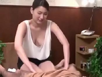 胸元ゆるゆる過ぎるメンズエステ店員に発情→御法度本番でガッツリ中出し！お姉さんマッサージのエロ動画