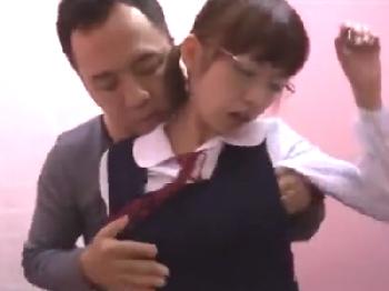 いつも大人しくて真面目なめがね女子校生をトイレで犯して無慈悲な中出し美少女のエロ動画