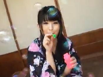 浴衣姿のミニ系娘をバイブ調教→バックからハードピストンしてパイパンマンコに中出し美少女ロリのエロ動画