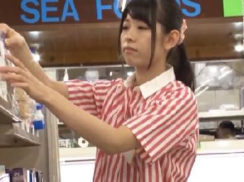 可愛いアルバイト店員が婦女暴行魔に密室でニップルをいじられ失禁しながら婦女暴行アクメ女子校生美少女パイパン中出しイラマ...