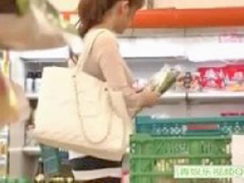 タトゥー入った強烈かわいいスレンダー痴女が男たちの体を好きに使って発情パコ美少女お姉さん3Pのエロ動画