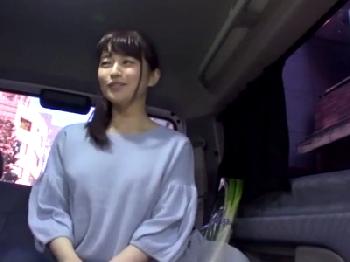 童顔な専業主婦さんナンパして車内でフェラチオお願いした結果素人ロリ人妻手コキのエロ動画