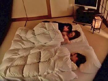 娘の隣で夜這いされて受け入れてしまうド淫乱妻巨乳素人人妻顔射ナンパのエロ動画