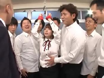 かわいい見た目してしょんべんも中出しも受け止めるド変態女性教師!女子校生美少女女教師乱交麻里梨夏のエロ動画