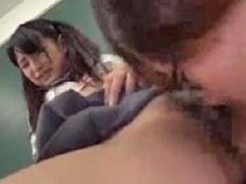 女子トイレに隠し撮りカメラを仕掛ける性的変態先生が生徒を脅して性交女子校生美少女レイプのエロ動画
