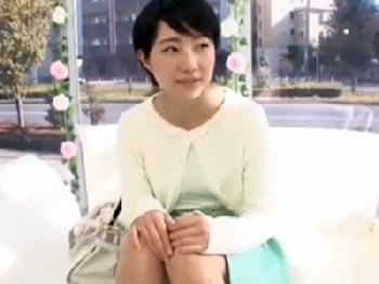 ショートヘア娘のインタビュー中に突然巨根を即挿入して顔面射精ぶっかけW素人美少女顔射ナンパのエロ動画