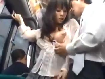 『犯して下さい‥』満員バス内で自分から逆痴漢しかける大きいオッパイ妻巨乳素人痴女人妻顔射のエロ動画