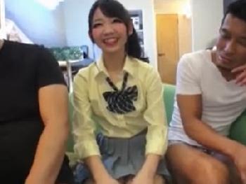 『みんなやってるし…』ヤバい感じにブッ飛んでる女子校生が汚い大人たちと連続中出し乱交素人美少女ロリハメ撮りのエロ動画