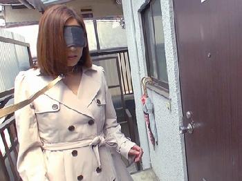 ドマゾをあなたへお届け！目隠ししたきれいなお姉さんが素人宅で好き放題ハメ倒される！ハメ撮りのエロ動画