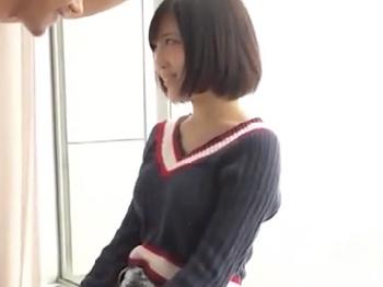 きれいなオッパイなショートヘア美形少女が乳首ビンビンにしてホテルでイチャイチハメ！素人美少女のエロ動画