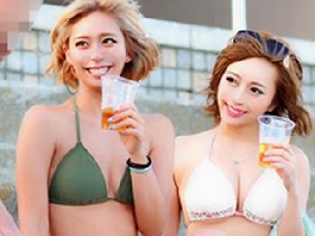 ビーチで飲んでた白黒ギャルズをナンパしほろ酔い乱交巨乳素人お姉さん水着のエロ動画