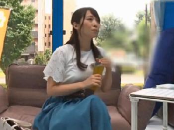 見た目清潔感あふれるマダムさんもマッサージに発情すれば中出し受け入れちゃいますW素人痴女人妻のエロ動画