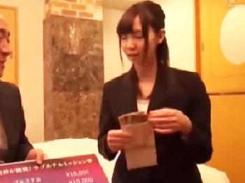入社一年目の新人オフィスレディがハゲ上司とラブホテルで二人きりになり中出しされちゃう映像素人OL盗撮のエロ動画
