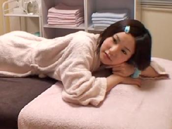 童顔な女子校生が客として来た瞬間中出し施術に切り替えるクズ整体師素人美少女ロリレイプマッサージのエロ動画