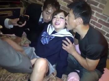 制服姿の美形少女女子校生が童顔コンのオッサン達との乱交ハメで連チャンオーガズム素人美少女顔射のエロ動画