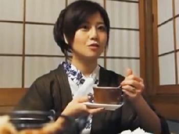 『夫には内緒で来ました』密通旅行で料理もペニスも堪能する不貞妻素人人妻顔射のエロ動画