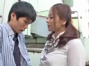 「ねぇオッサンパンツ見てたでしょ?」そのまま屋上で女子校生ギャルとFUCK巨乳美少女痴女中出しのエロ動画