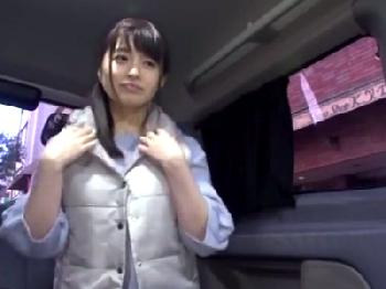 アンケートと称してナンパした美形奥さんに勃起陰茎見せつけて手コキ要求W素人人妻フェラのエロ動画