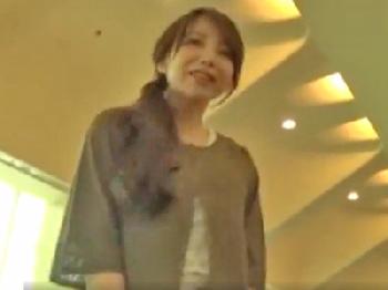 超美形妻がイケメンに後ろから抱かれてうっとり絶頂絶頂オーガズム！巨乳素人人妻のエロ動画