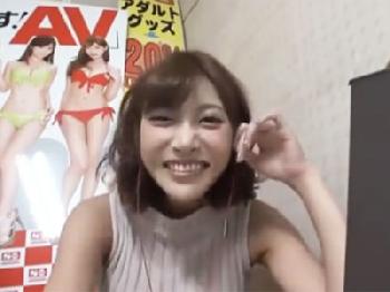 『もう出ちゃうの?…我慢してっ…』一日店長の明日花キララがお礼にファンとパコっちゃう巨乳お姉さんハメ撮りのエロ動画