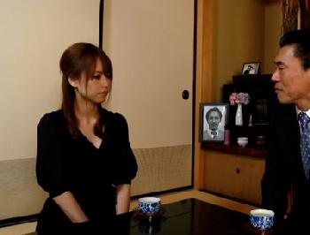 夫を亡くした美人未亡人が…夫の乗り移ったいかがわしい霊能力者に騙されてW人妻吉沢明歩のエロ動画