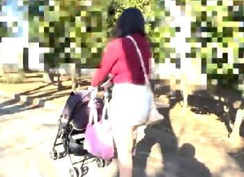 『ぁああー！イクぅーー♡』ベビーカーを引いてるムチムチマダムが夫も子供のことも忘れてイキ過ぎ性交巨乳痴女人妻のエロ動画