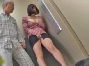 突然発情しだして義理の父男性器でも厭わず受け入れる奥様巨乳人妻中出し近親相姦のエロ動画