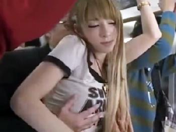 電車内で変態男に痴漢されて感じてしまったお姉さんに無慈悲な精液中出しギャルのエロ動画