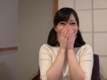 「めっちゃ戸惑う…笑」アイドルっぽい顔したツインテ美形少女が想像よりもデカかった肉棒に悶絶ハメ撮り素人美少女のエロ動画