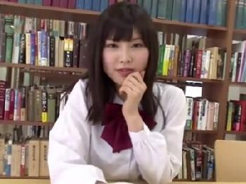 『イイじゃんバレないって』静かな図書室内でこっそりパコり始める黒髪女子校生美少女痴女中出し露出のエロ動画