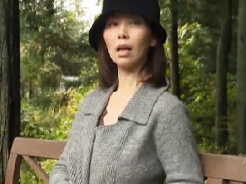 露出に目覚めた熟女が肉体労働者たちの前でオナニー→山奥で中出しFUCK痴女のエロ動画