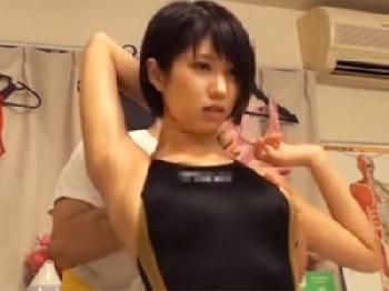 大人しそうな水泳部の素人女子大生に競泳水着着せてエロマッサージ→挙句に肉棒ハメる悪党整体院美少女盗撮のエロ動画