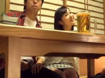 男性器を触って誘惑してくるド淫乱娘に容赦なく巨大チンポをぶち込む！お姉さん痴女顔射のエロ動画