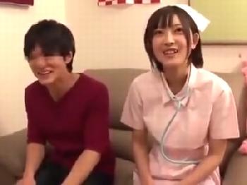 看護師コスの巨大オッパイっ娘が一般男性宅を訪問し逸品ご奉仕!巨乳美少女コスプレパイパンのエロ動画