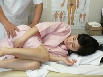 「あの‥先生?」マッサージを受けに来ただけなのに否応なく性的暴行される清麗美形お姉さん痴女盗撮のエロ動画