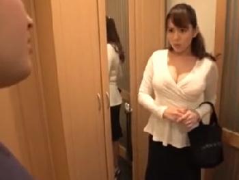 「だからって指名しなくても…」知り合いをデリヘルで見つけて口止めパコする鬼畜男巨乳お姉さんのエロ動画