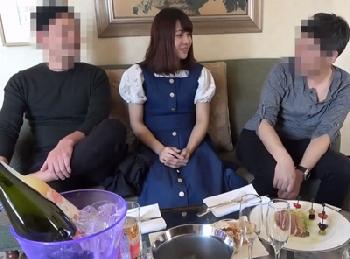 美形少女が3人の男たちに囲まれてだんだんと酔わされながら乱交中出し素人ハメ撮りのエロ動画