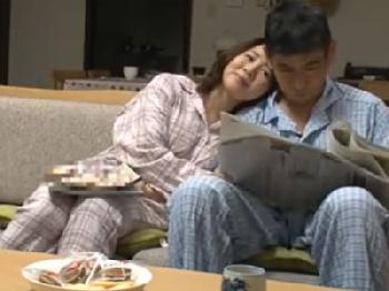 夫とベタベタなのに欲求不満に敗北して姦淫してしまうビックおっぱい妻巨乳人妻中出しのエロ動画