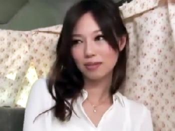 エロい雰囲気を醸し出す細身な新婚妻をナンパして中出し寝取りパコ素人ハメ撮りのエロ動画