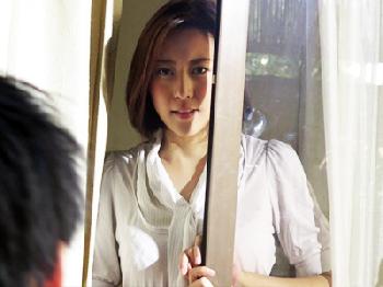 欲求不満を募らせた大きいオッパイ妻が向かいに住む浪人生と禁断性交巨乳痴女人妻のエロ動画