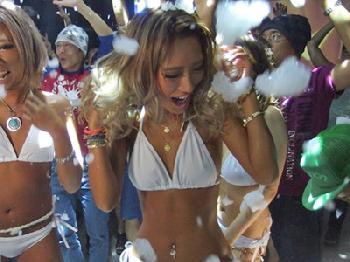 泡パで生ズボ中出しされても超ヤバい勢いで盛り上がるギャルたち巨乳乱交のエロ動画