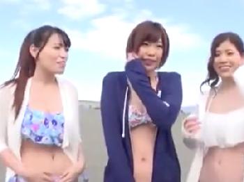海で一気に3人組のナンパに成功し即ハメW素人お姉さん水着のエロ動画