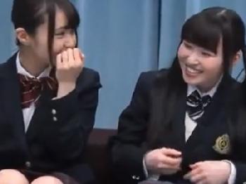 巨大乳房女子校生二人組をナンパ！マジックミラー号に連れこんで乱交ファック！巨乳素人美少女のエロ動画