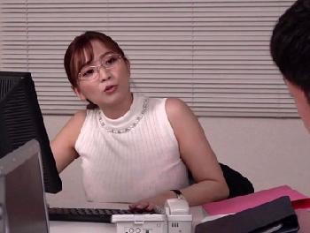 会社ではバリバリ仕事をこなす理想の女性上司→そんな巨乳OLと終電を逃して2人きりにW痴女人妻めがね鈴木真夕のエロ動画
