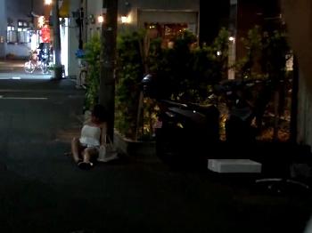 酔い潰れたギャルを道端で発見！介抱するフリして媚薬バイブを突っ込んだ結果→中出し寝取られ完了W巨乳レイプのエロ動画