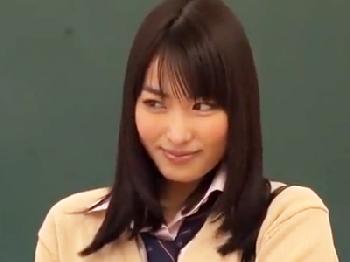 『誰から食べよっかな‥』転校先の男を好き放題喰い散らかすアイドル級女子校生美少女顔射のエロ動画