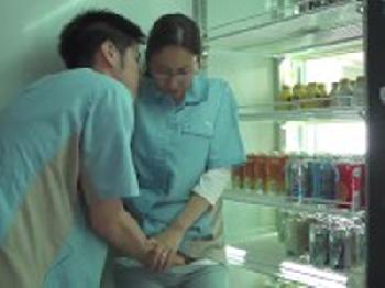 アルバイト先の若い男と不貞関係を結んじゃう欲求不満おばちゃん巨乳人妻めがねのエロ動画