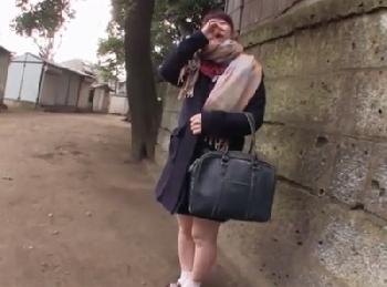 少しイモっぽさが残るガチ女子校生が学校休んでハメ撮り→学業よりも性に夢中なムッツリ淫乱素人ロリコスプレのエロ動画