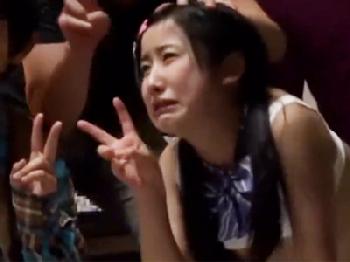 悲惨！無慈悲男に回されて泣きながら中出し記念撮影される女子校生‥素人ロリハメ撮りレイプ乱交のエロ動画